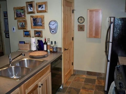 Full size kitchen to prepare meals for your hungry skiers or bike riders.