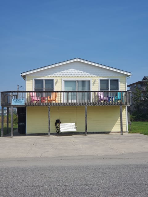 Barefootin Beach house. Front and back decks with outdoor shower! 