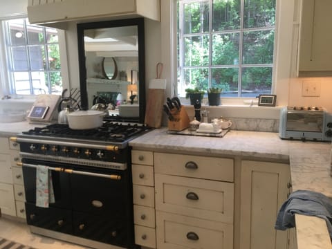 FRENCH RANGE, DUAL FUEL COOKING OPTIONS