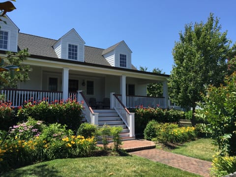 Beautiful Home minutes from Beach