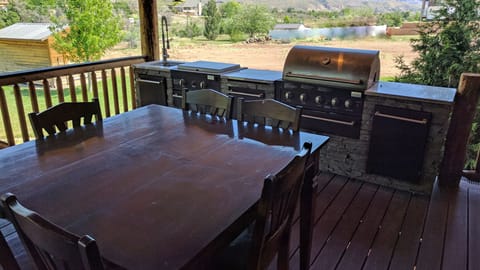Covered Deck/Dining Area with Deluxe Barbecue Grill