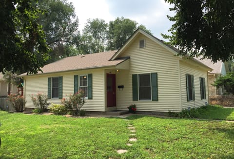 Cottage on large corner lot, 5 minutes from downtown, restaurants and shopping.