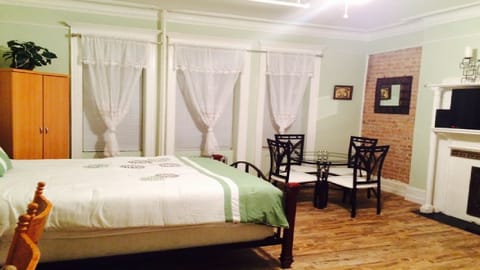 QUEEN SIZE BED LARGE WINDOWS