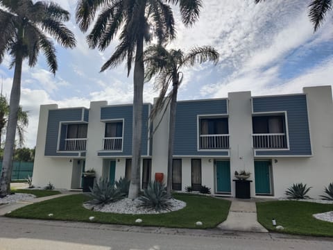 We're a small complex of just 4 units, the beach is right across the street. 