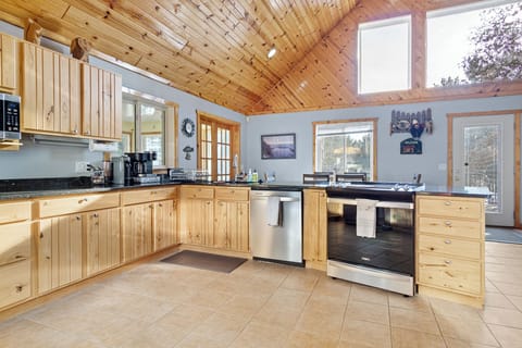 Main level full kitchen. Recently updated with new appliances and countertops.