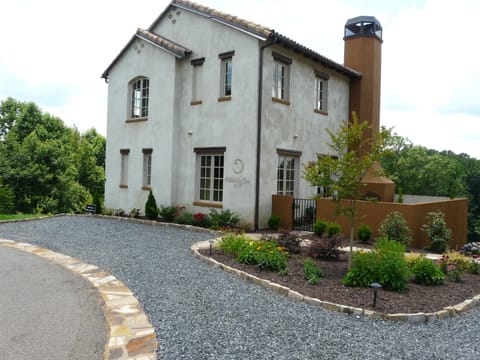 Front view of Villa della Luna