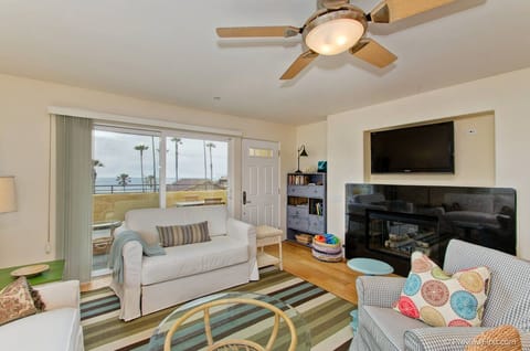 Cozy Fireplace. Flat Screen. Music. AND MORE VIEW!!