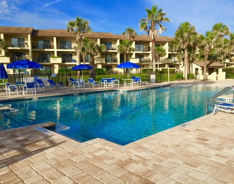  Plenty of seating in the pool and deck. enjoy while listening to the ocean 