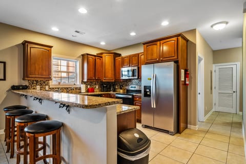 Fully equipped kitchen with breakfast bar