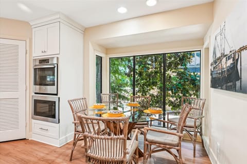 Breakfast Nook at 2 Gadwall