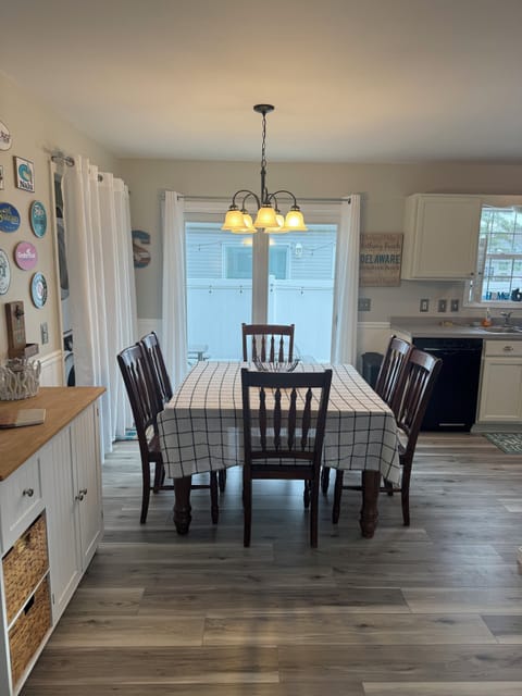 Eating area with expandable table