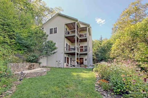 Back view of cabin with yard.