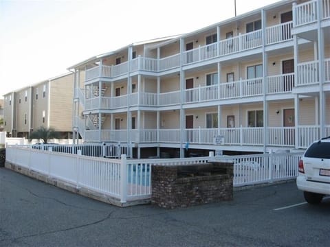 View of the back of Backwalk & part of the parking lot