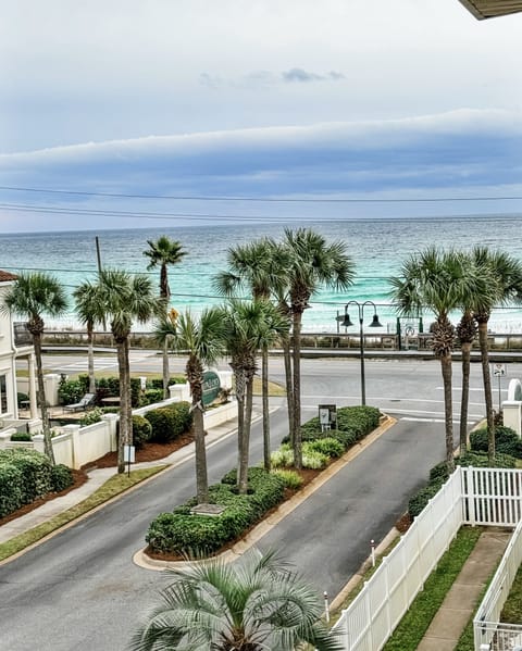 The best view of the ocean in Building one!! Gorgeous top floor views.