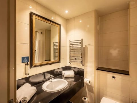 Combined shower/tub, free toiletries, hair dryer, towels