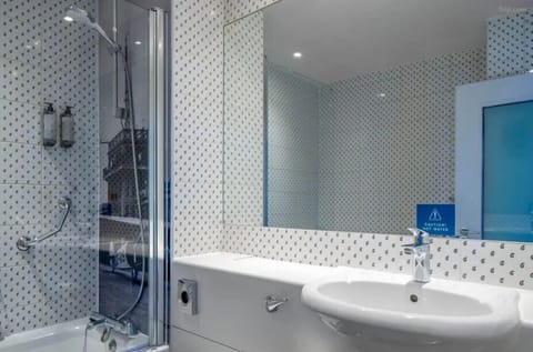 Combined shower/tub, free toiletries, hair dryer, towels