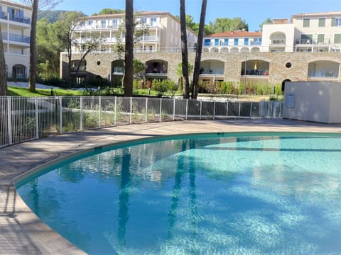 Water, Plant, Daytime, Building, Property, Window, Swimming Pool, Azure, Tree, Sky