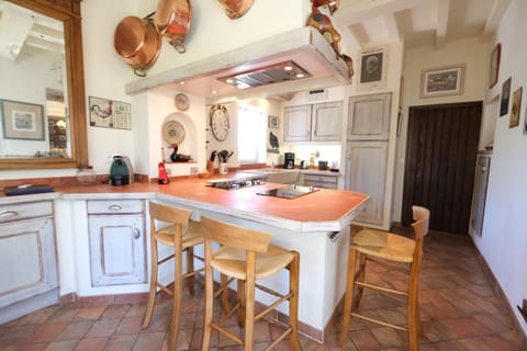 Book this vacation rental in the Alpilles in this magnificent Provençal Mas with swimming pool, 2 bedrooms and 2 bathrooms