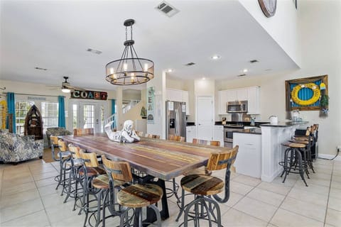 Open dining area w/ a large table, ideal for group meals & gatherings