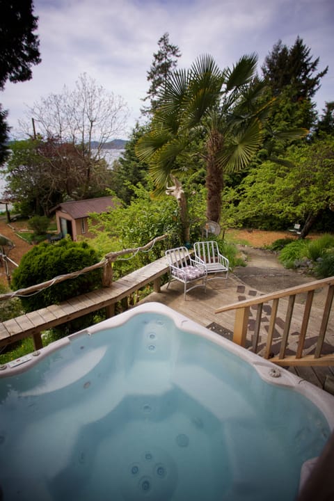Hot tub with beachview and Halfmoon Bay skylines