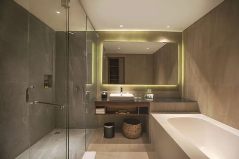 Premium Suite, 1 Double Bed, Non Smoking | Bathroom | Free toiletries, hair dryer, bathrobes, slippers