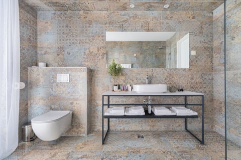 Panoramic Suite with Balcony and Whirpool | Bathroom | Free toiletries, hair dryer, bathrobes, slippers