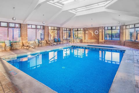 Indoor pool, sun loungers