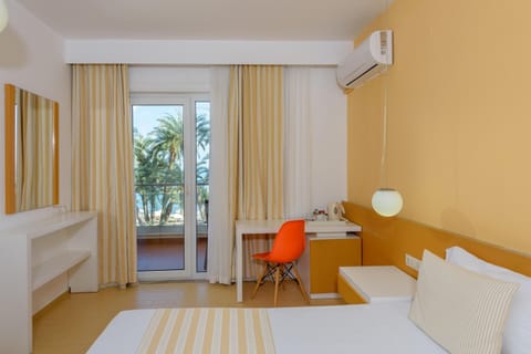 Double Room Sea View | In-room safe, soundproofing, free WiFi, bed sheets