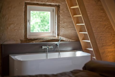 Bathtub, free toiletries, hair dryer, bathrobes