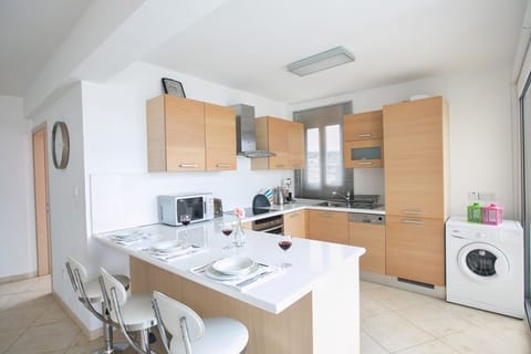 Kitchen with breakfast bar with extra seating for 3 persons