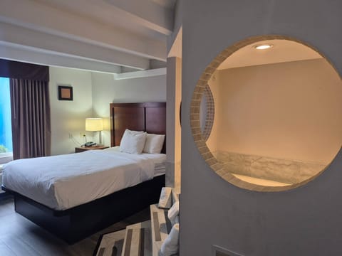 Suite, 1 Queen Bed, Non Smoking | In-room safe, desk, laptop workspace, iron/ironing board