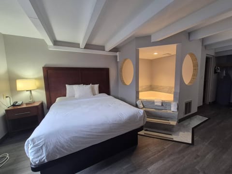 Suite, 1 Queen Bed, Non Smoking | In-room safe, desk, laptop workspace, iron/ironing board