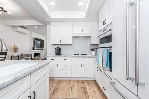 Guests must supply their own food, drinks, spices, and condiments.