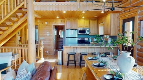 Open layout of the cabin allows you to flow through each room seamlessly.