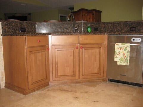 There is a counter/bar also