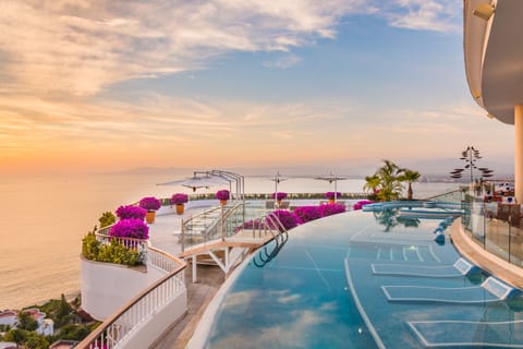 4 outdoor pools, pool umbrellas, sun loungers