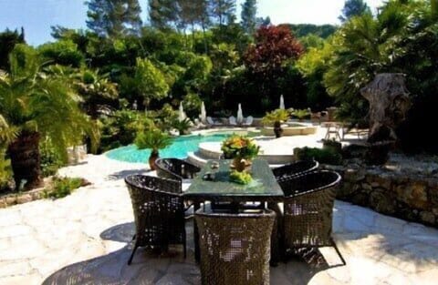 The pool area in Villa Malou!