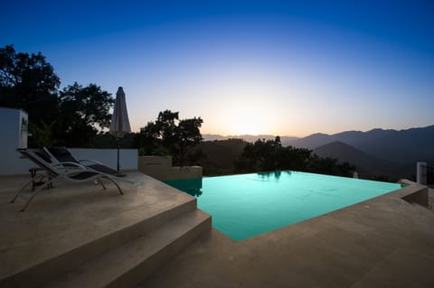 Infinity pool at sunset (9 meters long by 5,5 meter wide)