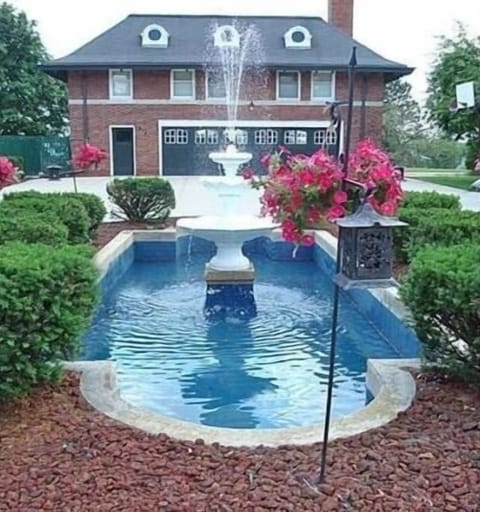 The coach house apt is a great add-on for large groups or can be rented alone.