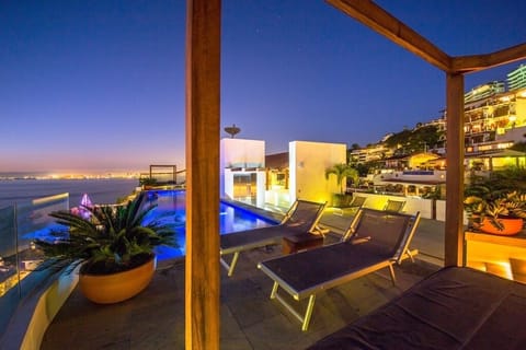 Beautiful rooftop pool with jacuzzi 