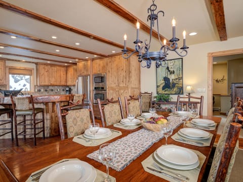 Black Eagle 31, Dining Room, 2