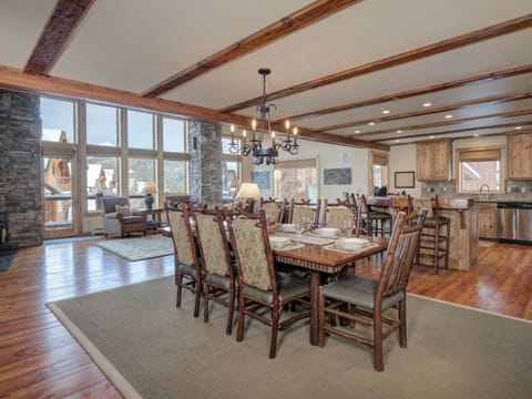 Black Eagle 31, Dining Room, 3