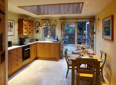 Fully equipped oak kitchen with granite worktops and underfloor heating