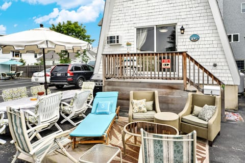 Serendipity cottage has a private spacious patio and deck area facing the ocean.