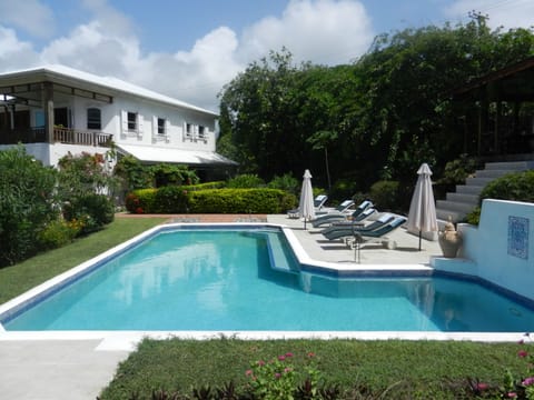 The pool and patio are totally private and enjoy full sun all day.
