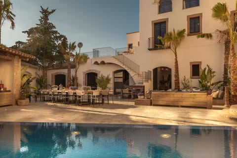A courtyard view of the villa and infinity pool