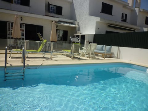 Piscina e zona de refeições no páteo interior