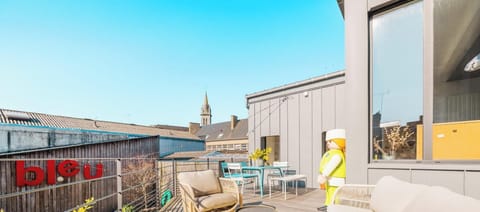 La grande terrasse surélevée, au soleil ! 