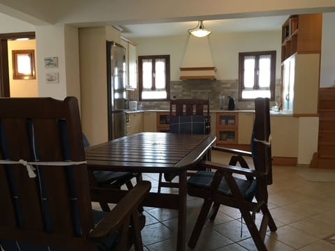 Dining area and fully eqyipped kitchen of 1st level.