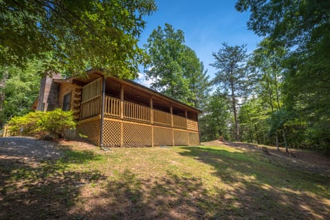 Waldens Creek Cabin "Walden Ridge Retreat" - Screened in Back Deck